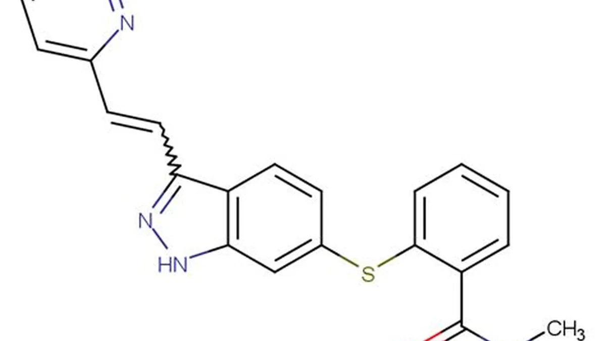 医生正在查看患者的血压记录本，并解释阿西替尼高血压副作用的管理方案