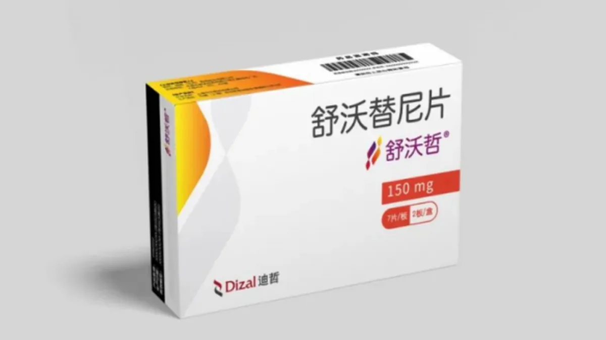 患者手持阿西替尼药盒,正在阅读说明书中的用法用量部分