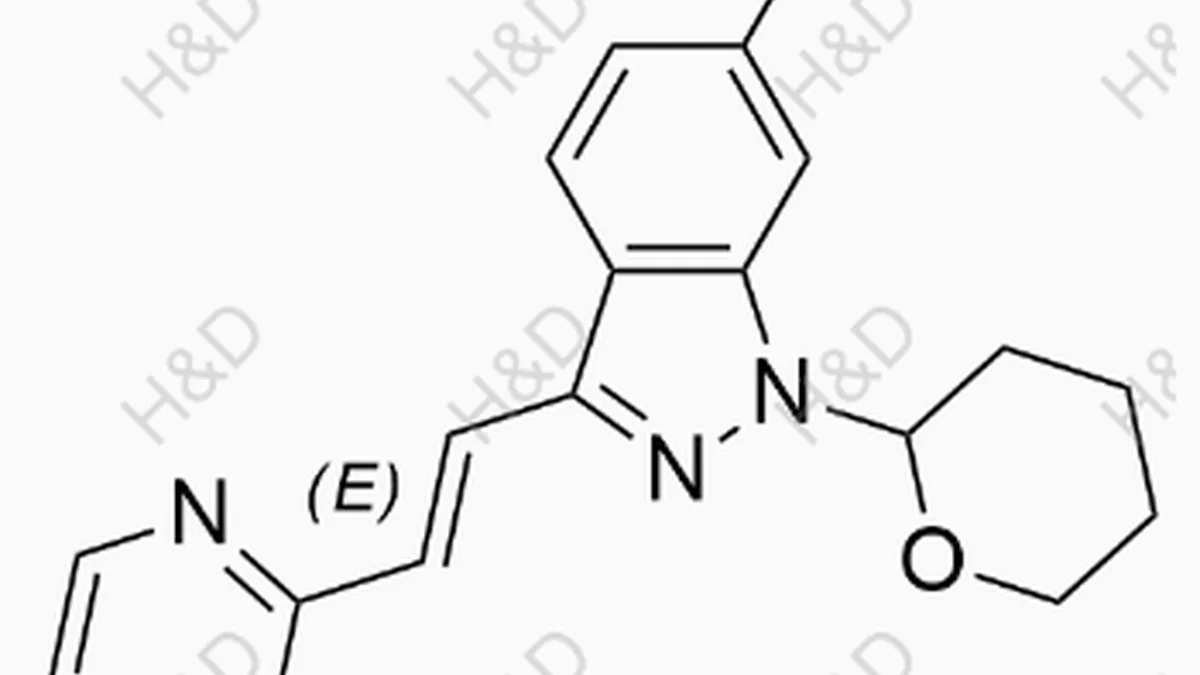 医院药房窗口,患者正在咨询阿西替尼医保报销后自付费用