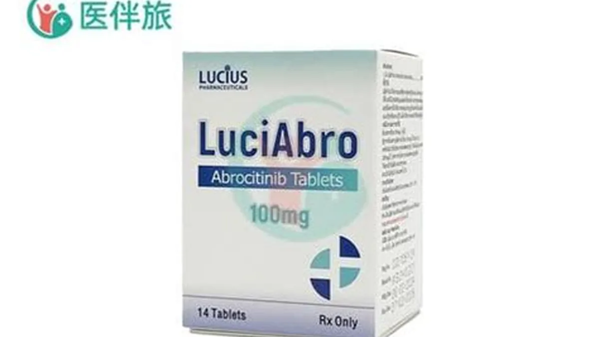 一碗米饭和一杯水放在桌上,旁边是阿西替尼药片,示意随餐服用