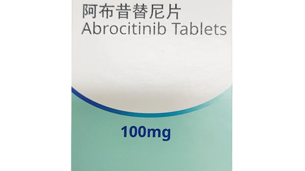 患者在医院药房咨询阿西替尼价格和医保报销